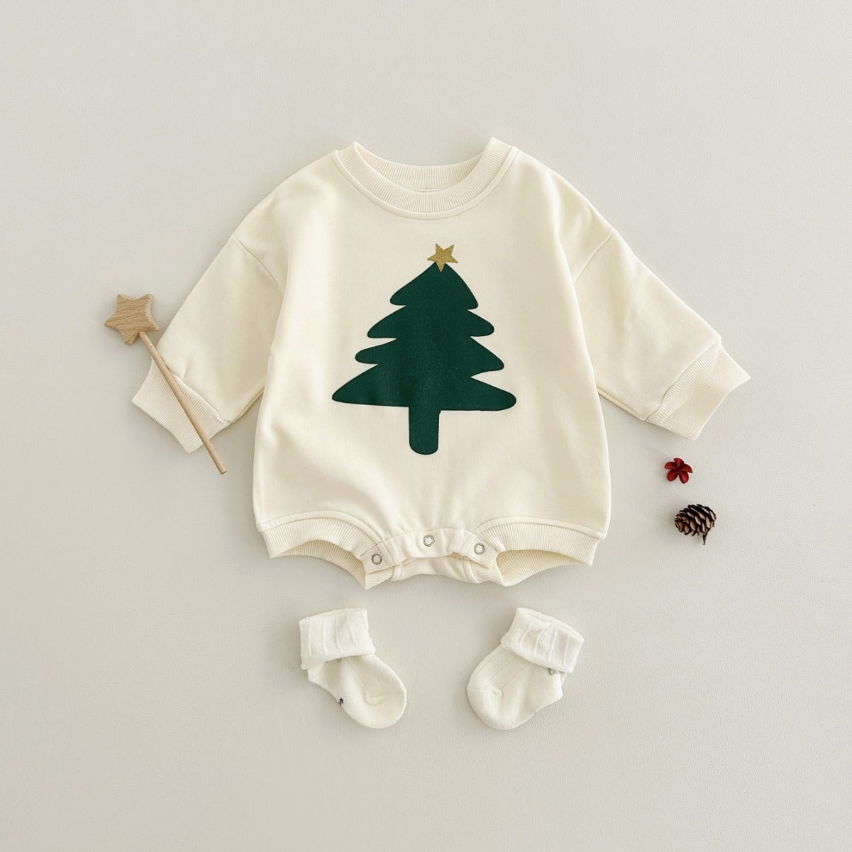 Combinaison bébé à manches longues avec imprimé de lettres d'arbre de Noël.