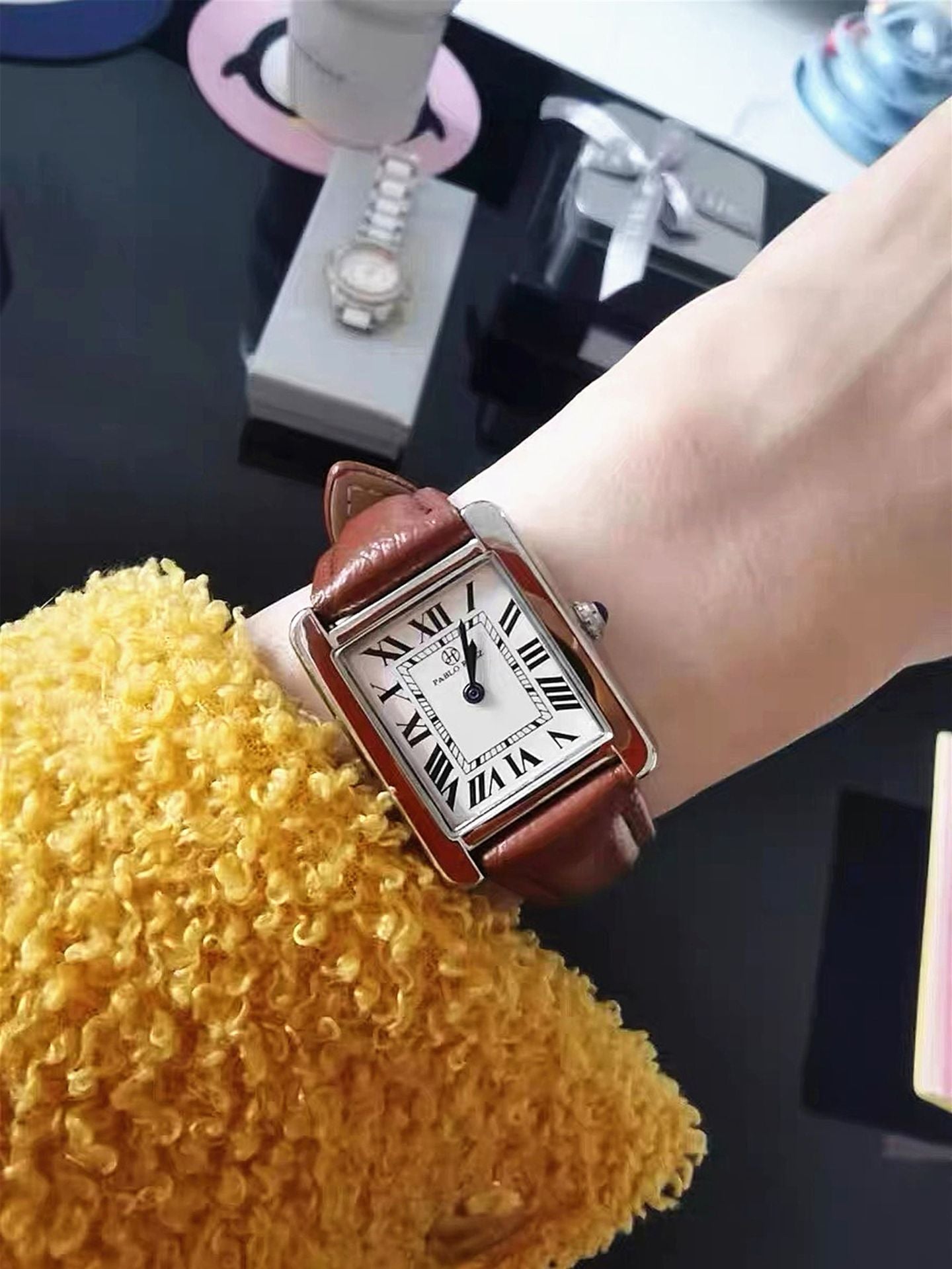 Montre à quartz avec cadran rectangulaire et échelle romaine pour femmes