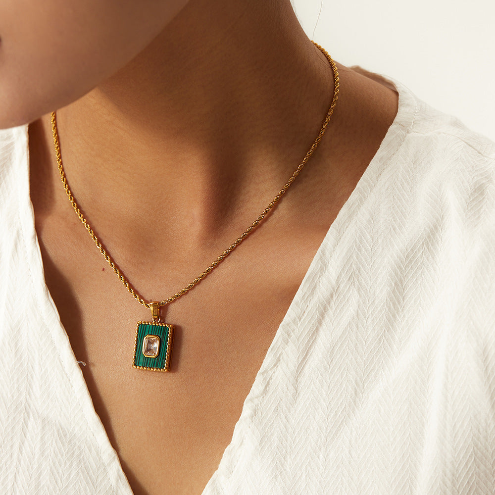 Collier en acier inoxydable rectangulaire avec pendentif vert pour femmes.