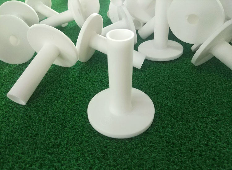 Tapis de golf blanc de différentes tailles, avec des tees spéciaux. Fournitures de golf.