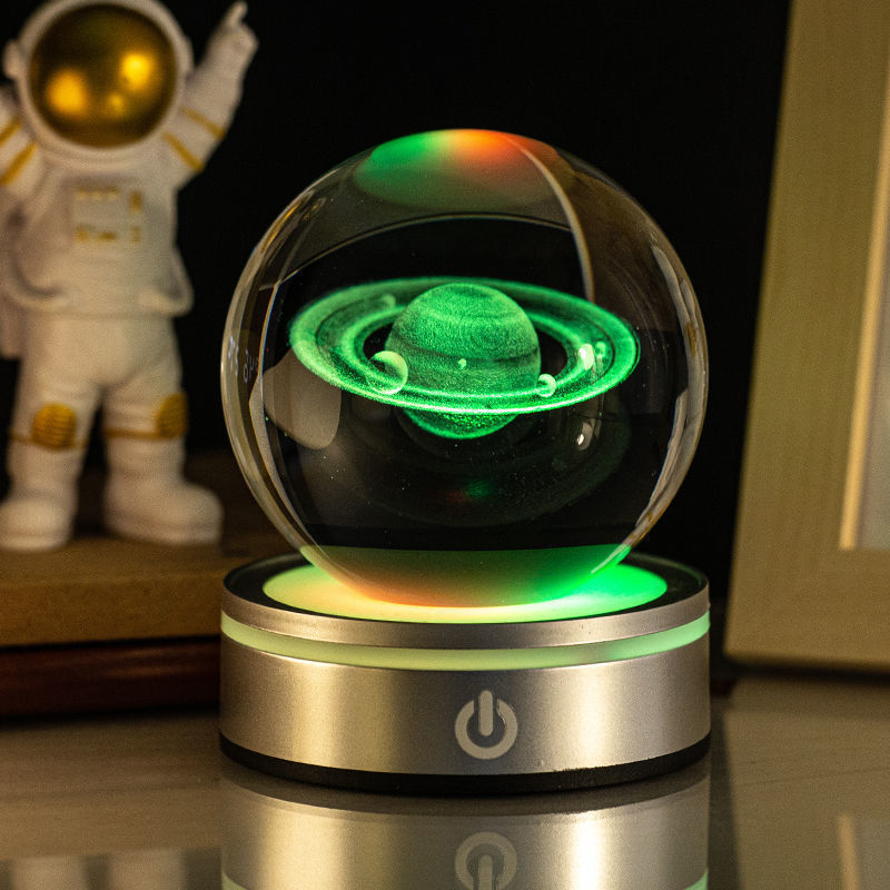 Sélection de cadeaux pour la maison : petite lampe de nuit colorée avec une boule de cristal lumineuse en 3D gravée à l'intérieur.