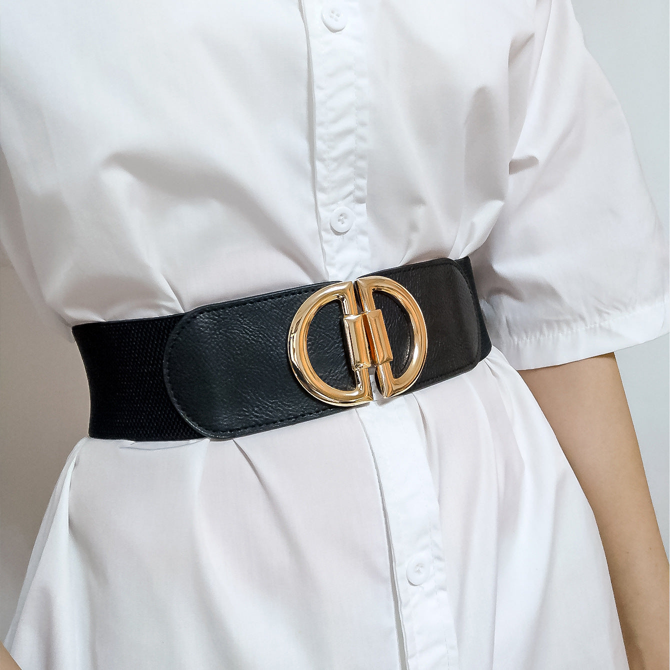 Une ceinture large avec une paire de boucles élastiques pour femmes