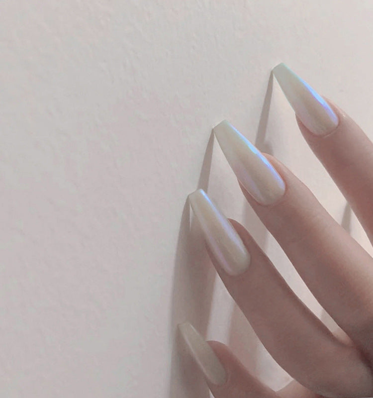 Ongles de ballet longs avec des gouttes d'eau plates et pointues.