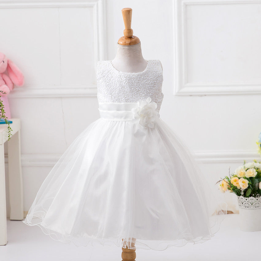 Robe de princesse à paillettes pour bébé fille pour un mariage.