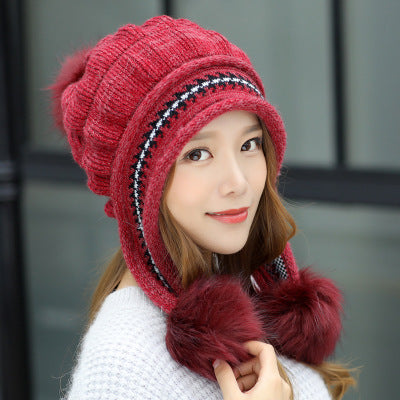 Bonnet d'hiver chaud en tricot douillet avec rabats d'oreilles et pompon, parfait pour le ski et les activités en plein air.