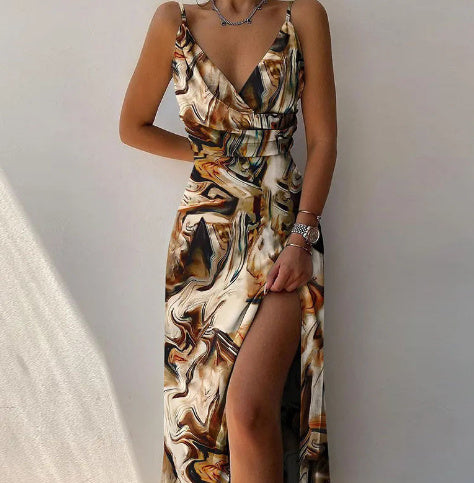 Robe à encolure en V, à décolleté plongeant et à fente imprimée.