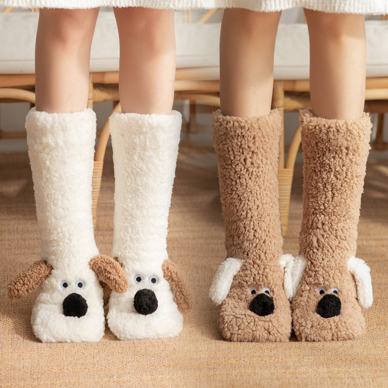 Chaussettes en peluche antidérapantes pour femmes avec un mignon dessin animé de chien pour l'hiver.