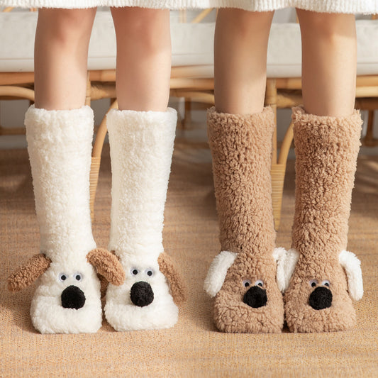 Chaussettes en peluche antidérapantes pour femmes avec un mignon dessin animé de chien pour l'hiver.