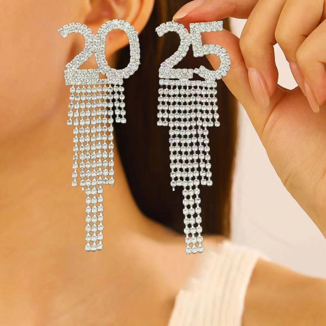 Boucles d'oreilles en lettres de strass numériques 2025 pour le Nouvel An, boucles d'oreilles pendantes, boucles d'oreilles de festival pour femmes, en cuivre incrusté de strass, boucles d'oreilles de mode, cadeau de fête.