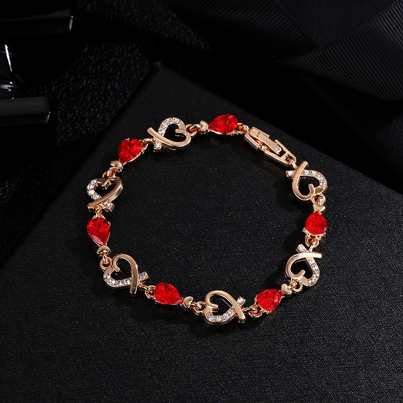 Bracelet en amour creux avec des strass, bracelet en forme de cœur au tempérament de mode pour un cadeau de Saint-Valentin.