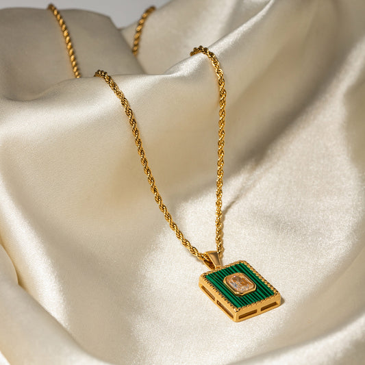 Collier en acier inoxydable rectangulaire avec pendentif vert pour femmes.