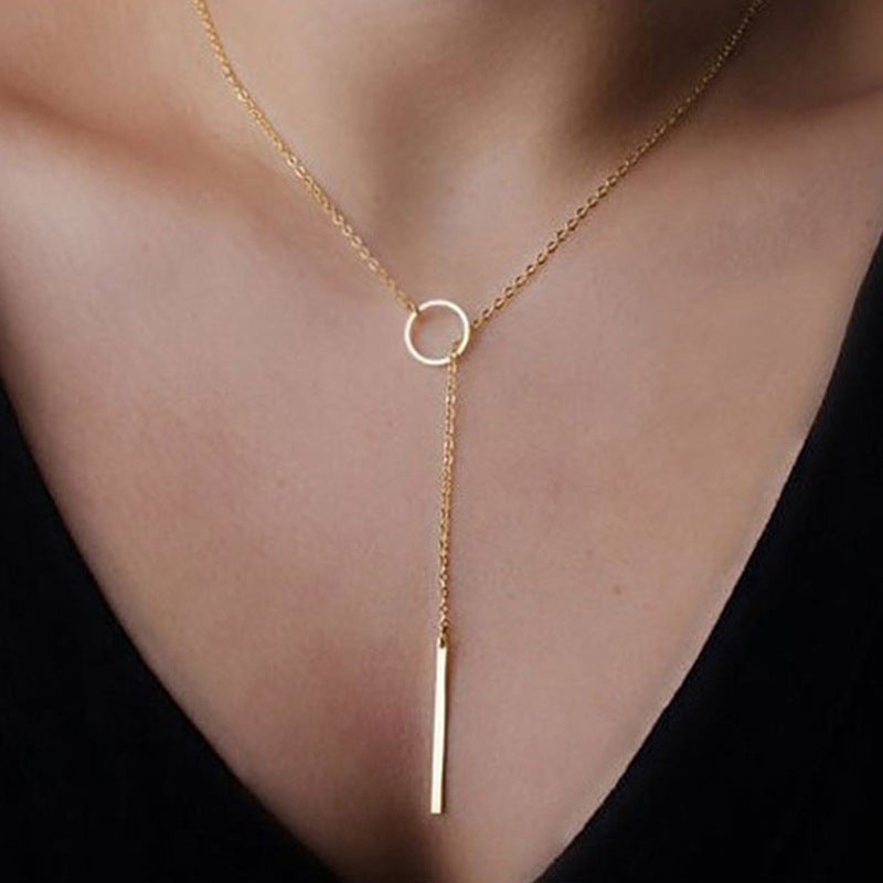 Mode féminine Collier en acier inoxydable avec pendentif géométrique gravé simple.