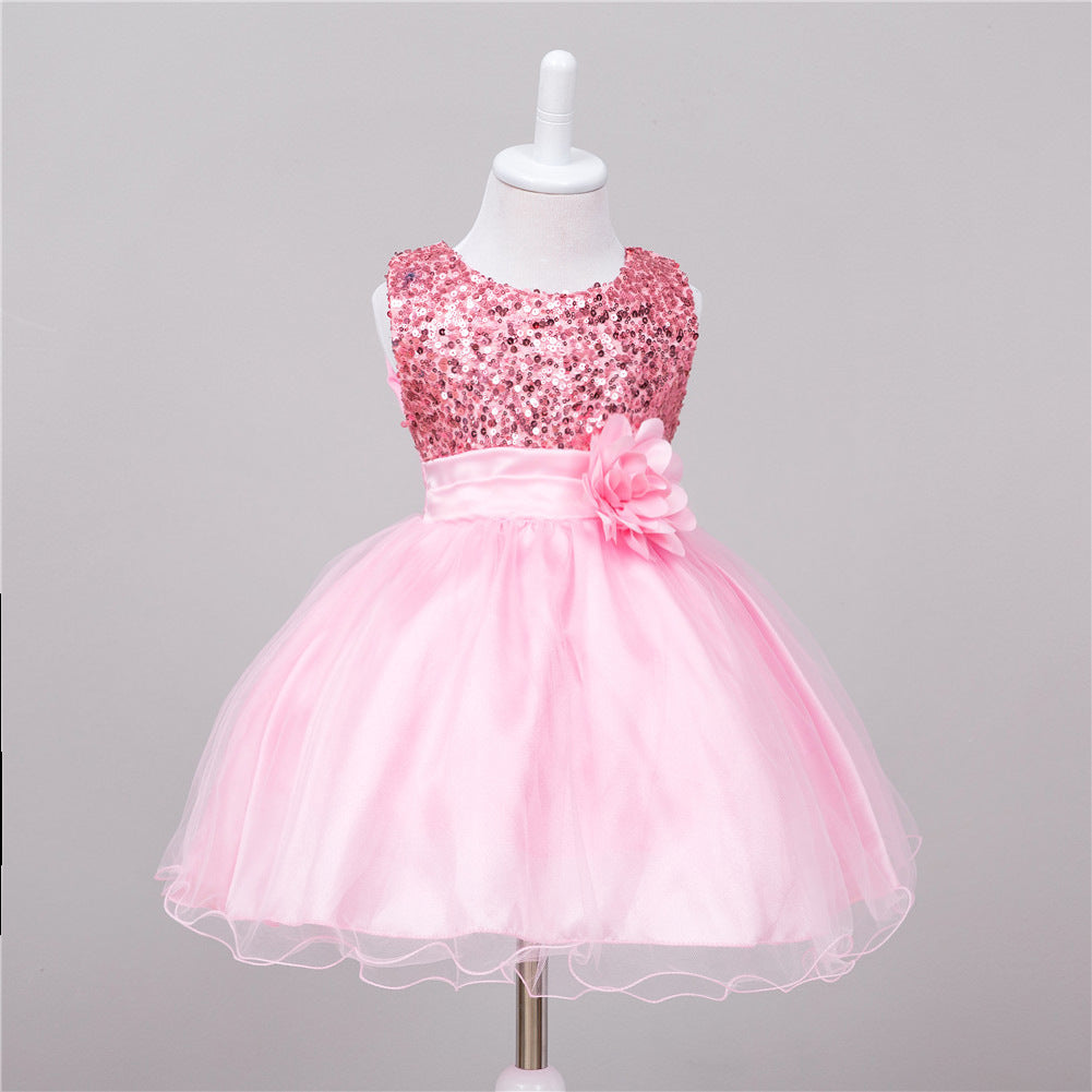 Robe de princesse à paillettes pour bébé fille pour un mariage.