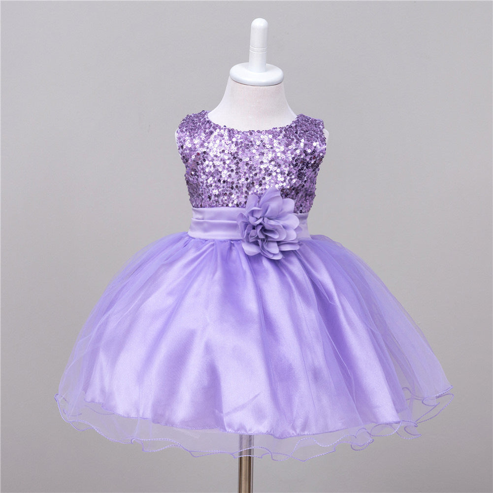 Robe de princesse à paillettes pour bébé fille pour un mariage.