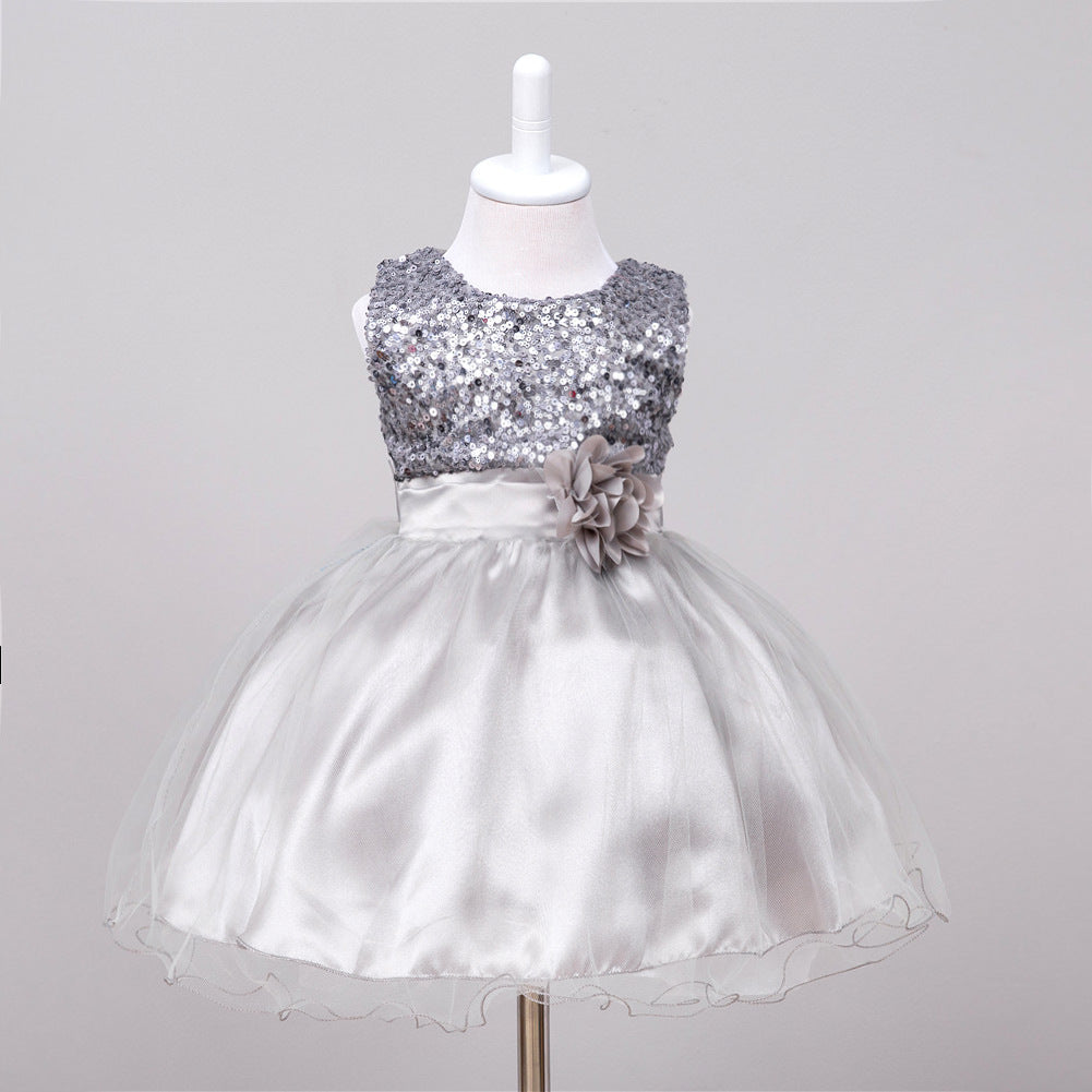 Robe de princesse à paillettes pour bébé fille pour un mariage.