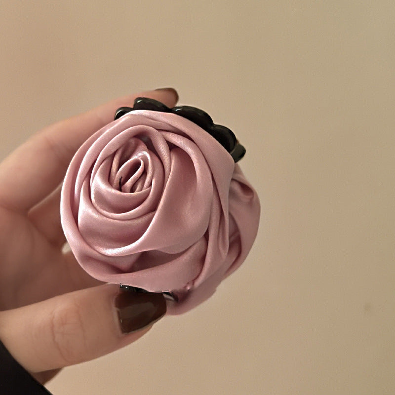 Pince à cheveux en satin vintage pour rose, volume moyen de cheveux.