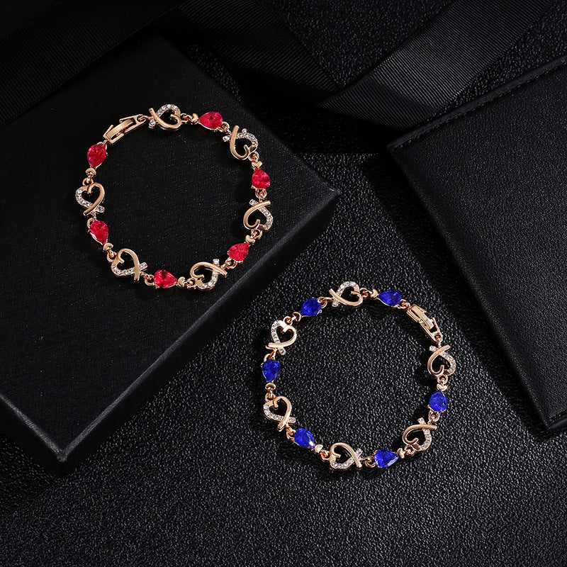 Bracelet en amour creux avec des strass, bracelet en forme de cœur au tempérament de mode pour un cadeau de Saint-Valentin.