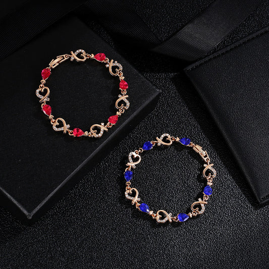 Bracelet en amour creux avec des strass, bracelet en forme de cœur au tempérament de mode pour un cadeau de Saint-Valentin.