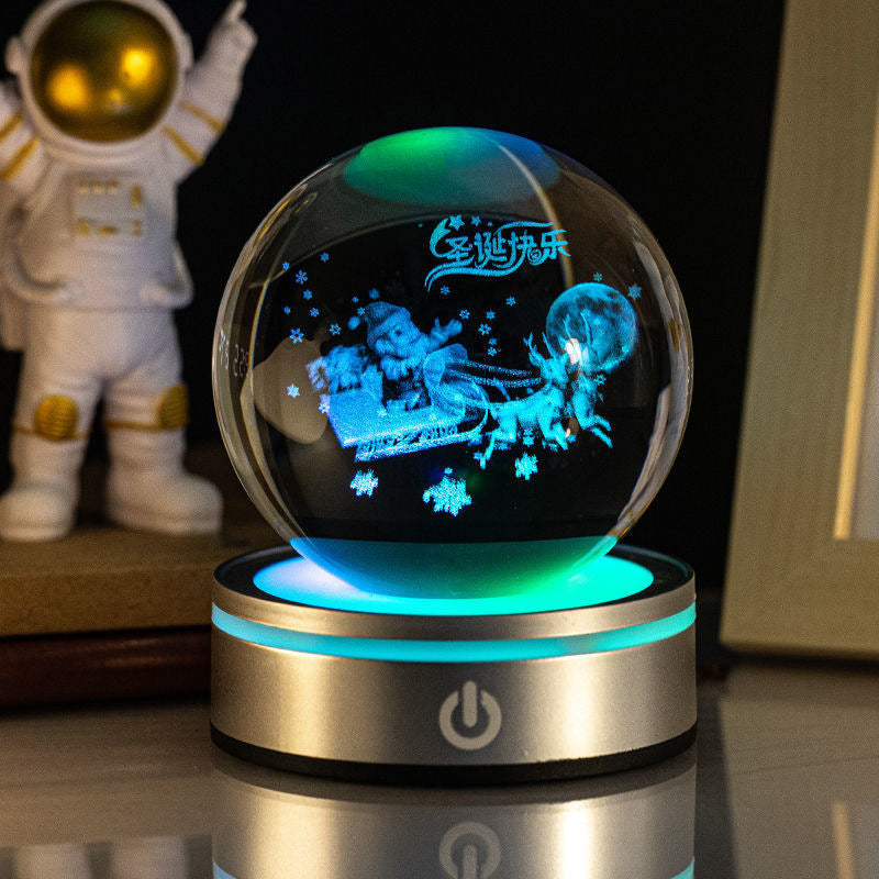 Sélection de cadeaux pour la maison : petite lampe de nuit colorée avec une boule de cristal lumineuse en 3D gravée à l'intérieur.