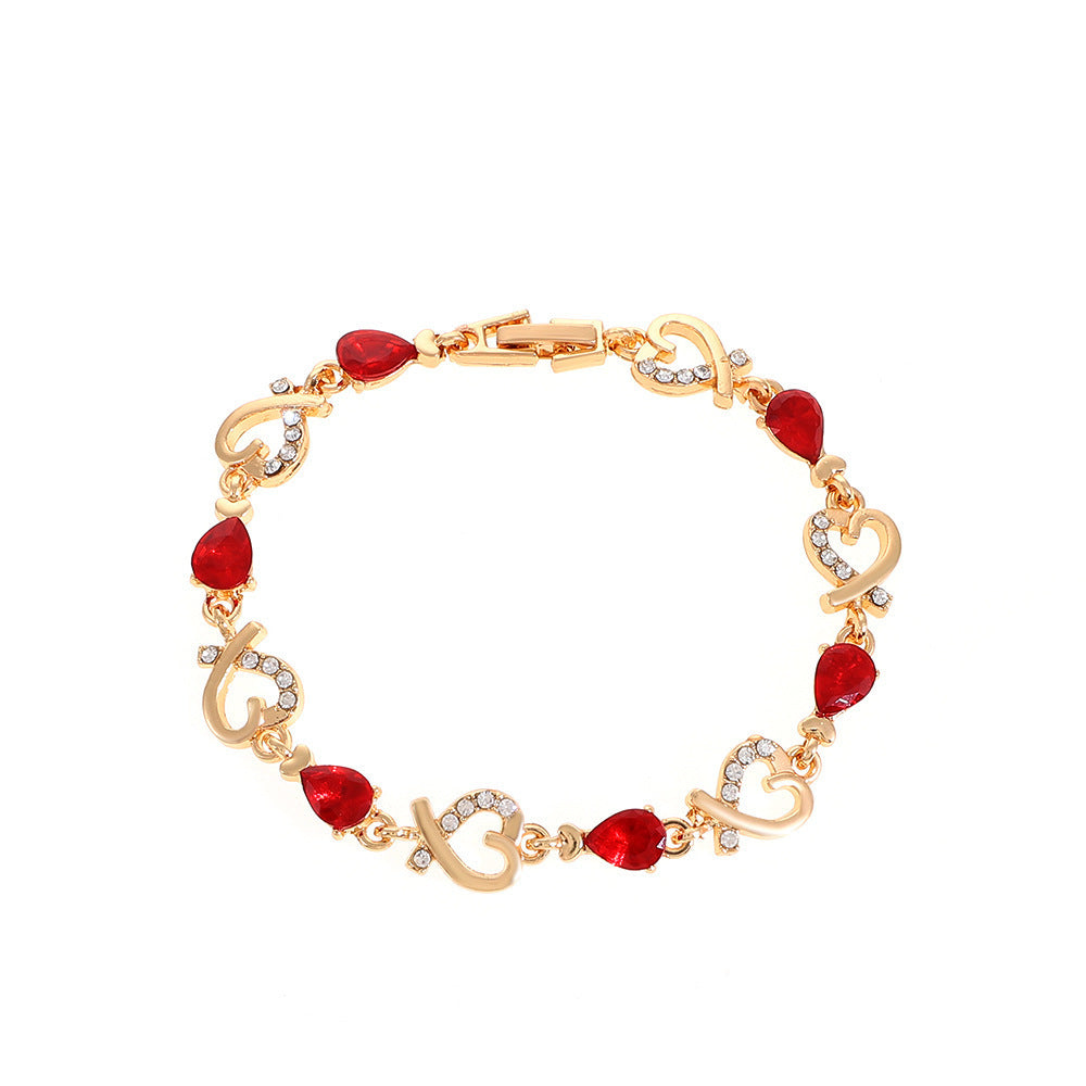 Bracelet en amour creux avec des strass, bracelet en forme de cœur au tempérament de mode pour un cadeau de Saint-Valentin.