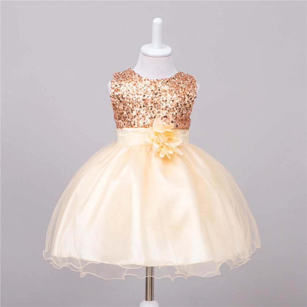 Robe de princesse à paillettes pour bébé fille pour un mariage.