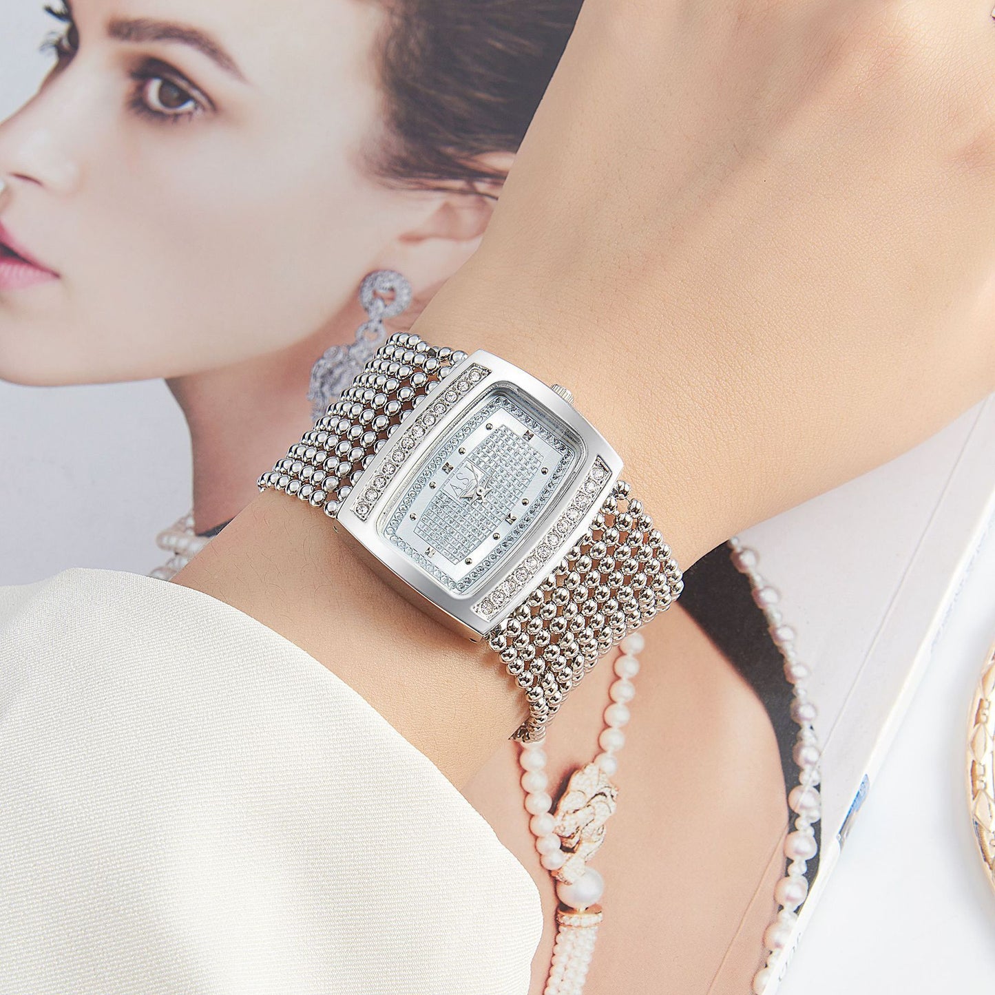 Montre de luxe pour femmes au style du Moyen-Orient avec des diamants.