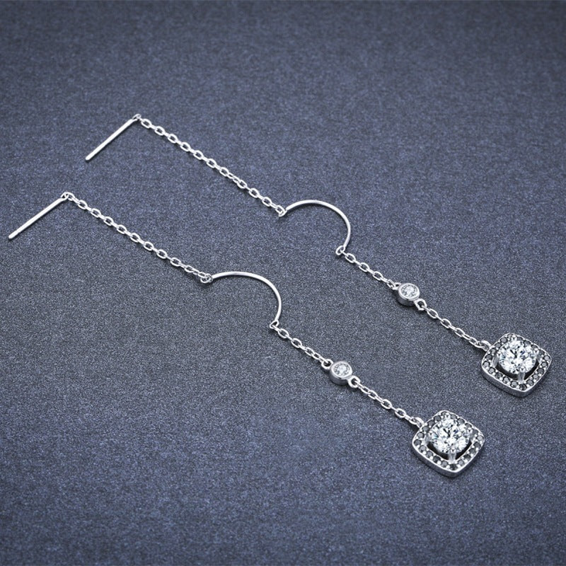 Boucles d'oreilles en zircon plaqué cuivre de luxe léger et long.