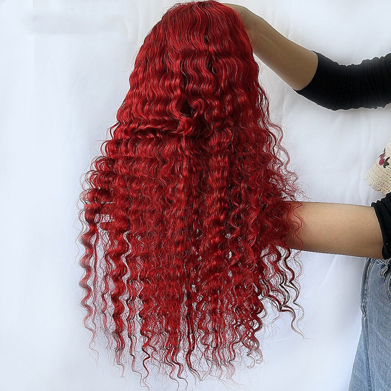 Perruque en cheveux humains ondulés profonds rouges réels.