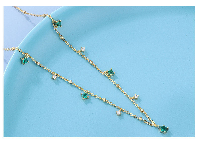 Collier en zircon émeraude avec une goutte d'eau généreuse.