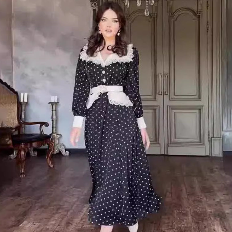 Robe à col Claudine en dentelle à pois.