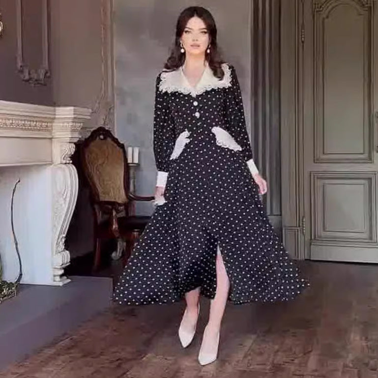 Robe à col Claudine en dentelle à pois.