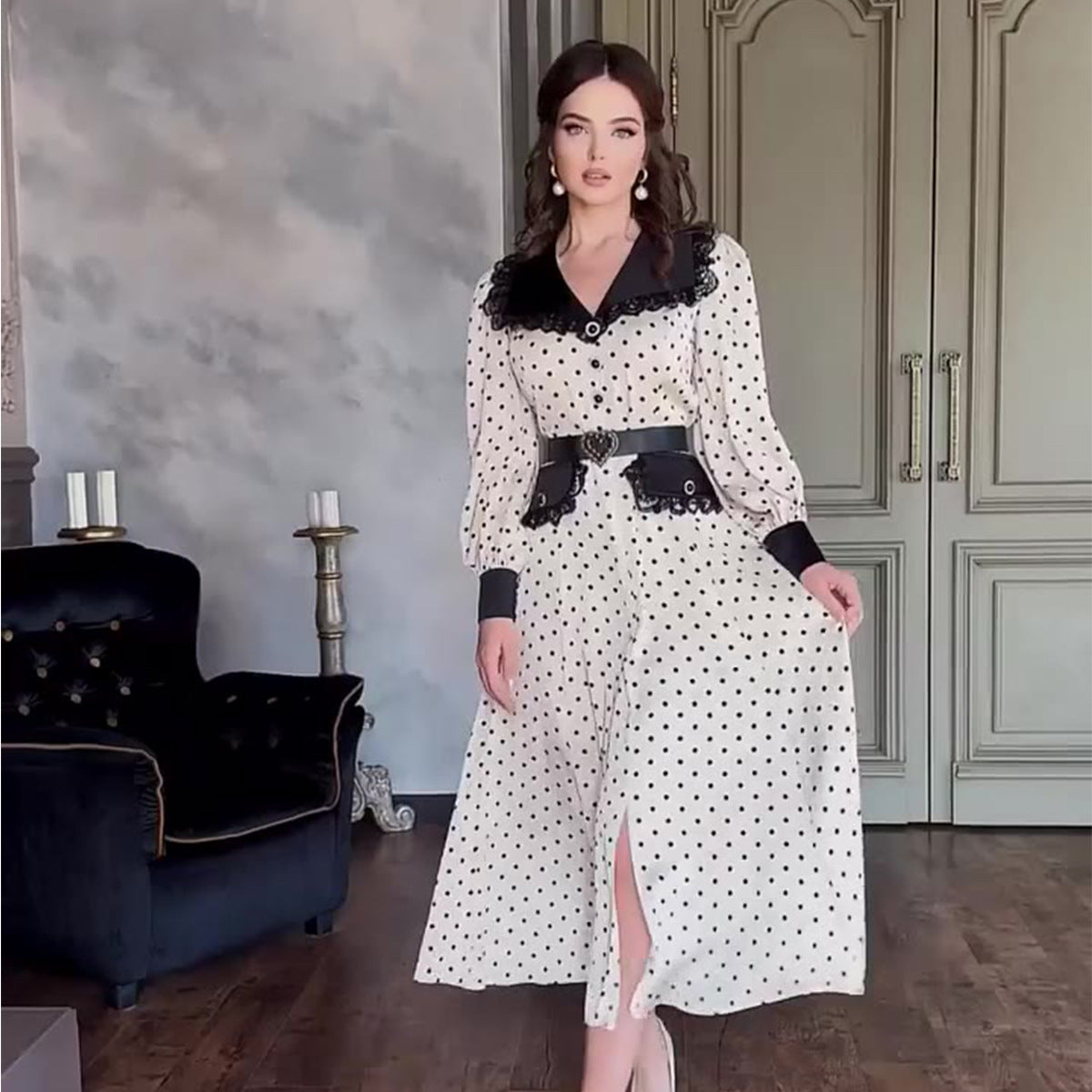 Robe à col Claudine en dentelle à pois.