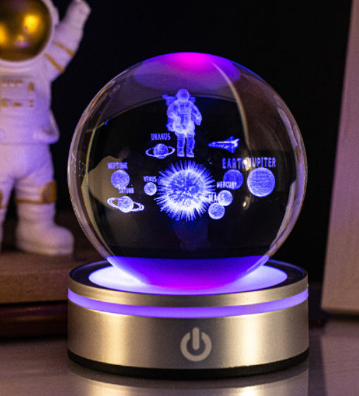 Sélection de cadeaux pour la maison : petite lampe de nuit colorée avec une boule de cristal lumineuse en 3D gravée à l'intérieur.