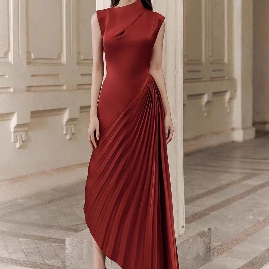 Robe à col roulé asymétrique pour l'automne et l'hiver.