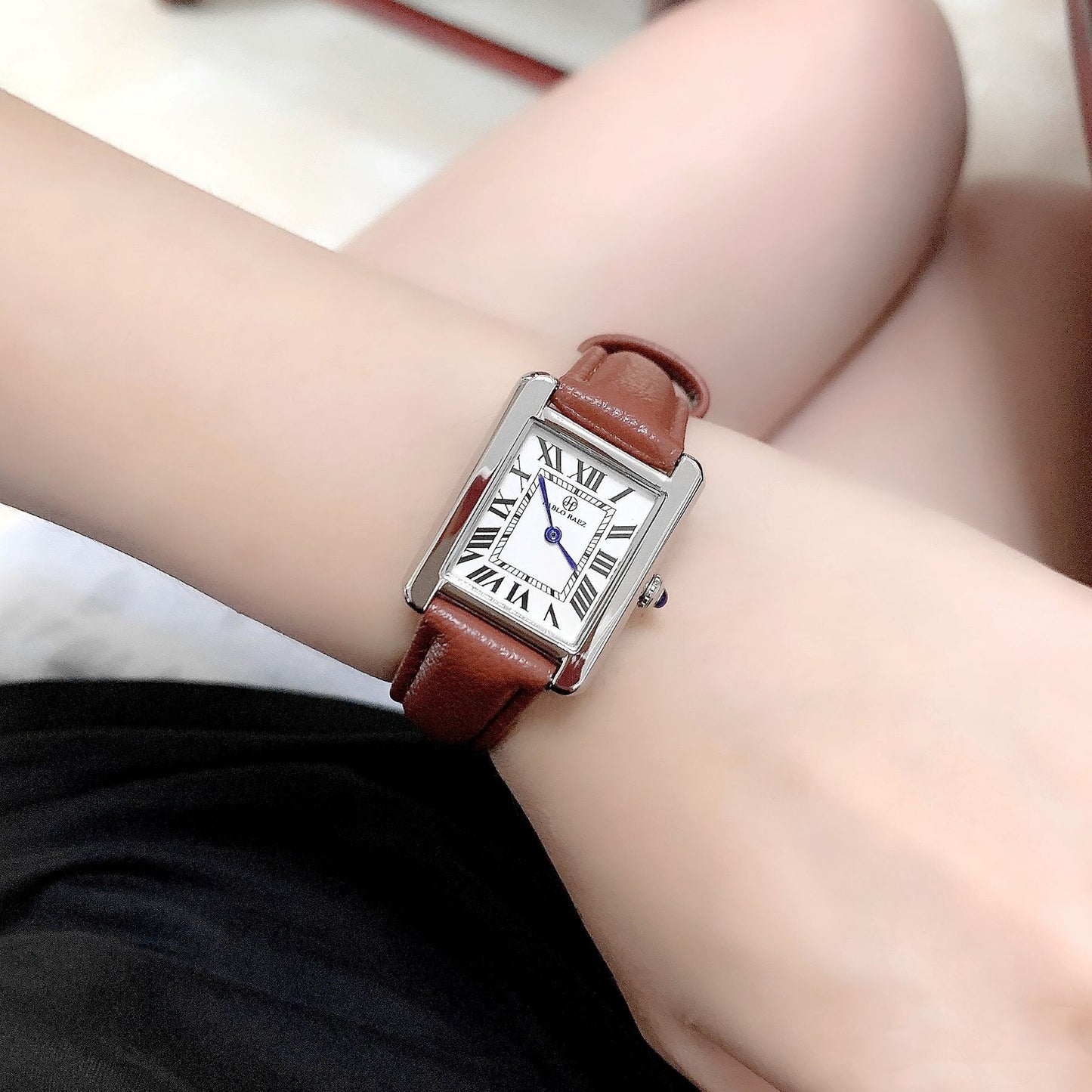 Montre à quartz avec cadran rectangulaire et échelle romaine pour femmes