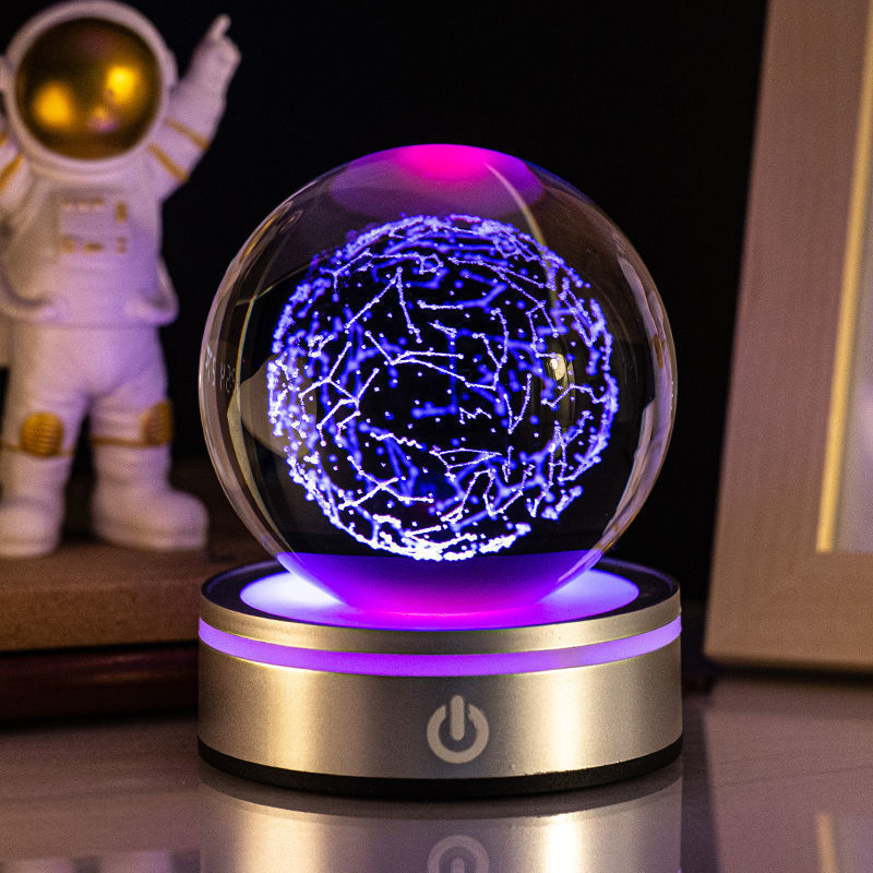 Sélection de cadeaux pour la maison : petite lampe de nuit colorée avec une boule de cristal lumineuse en 3D gravée à l'intérieur.