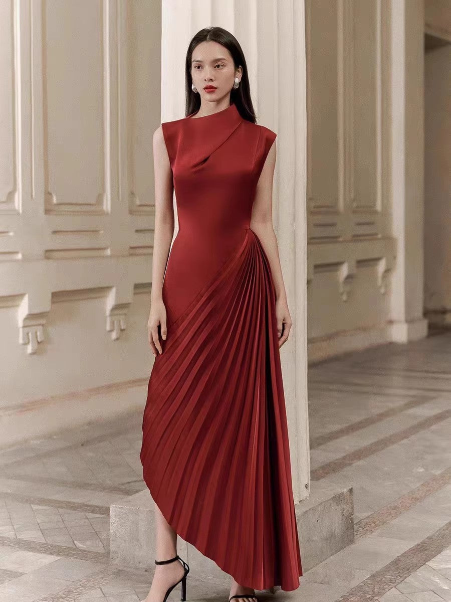 Robe à col roulé asymétrique pour l'automne et l'hiver.