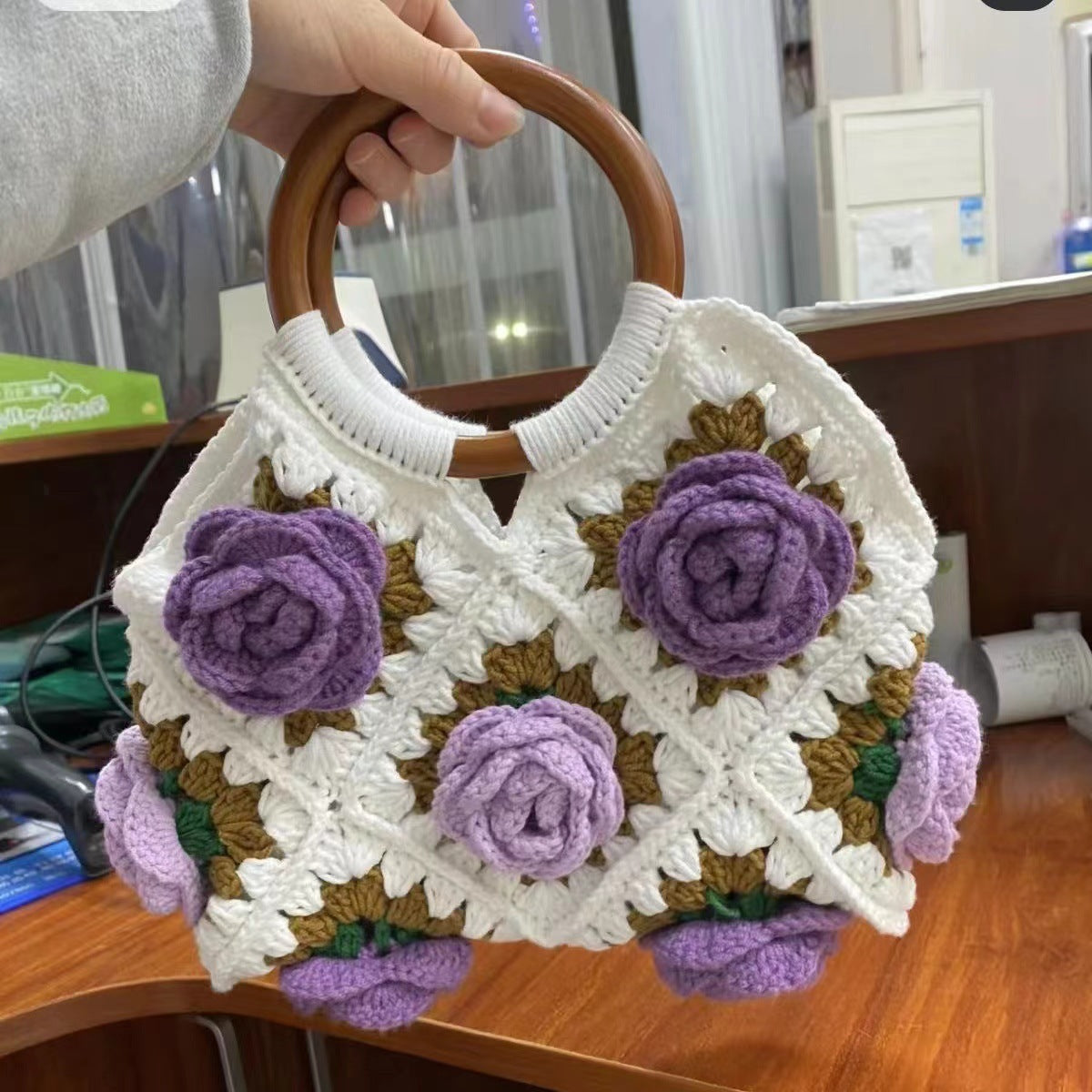 Sac à main en laine tissée fait main avec poignée en crochet.