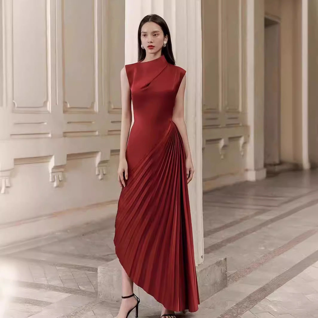 Robe à col roulé asymétrique pour l'automne et l'hiver.