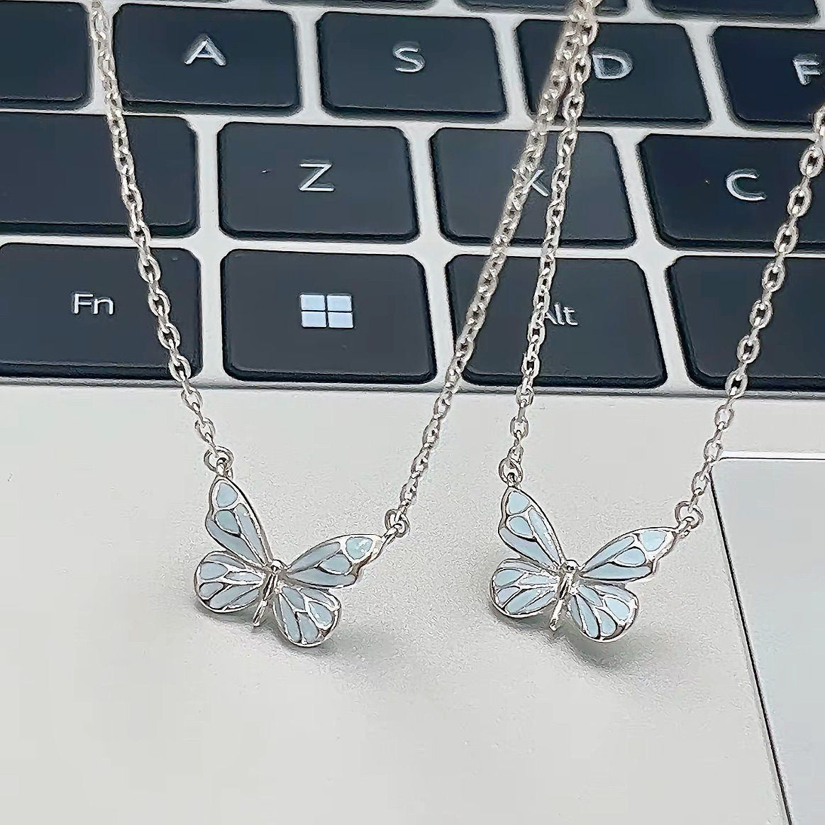 Collier papillon lumineux bleu style Mori Aurora pour femmes.