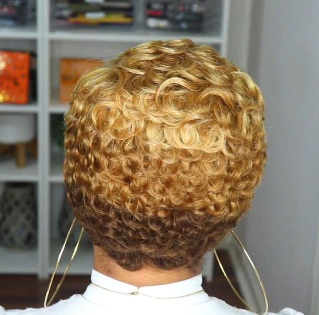 Perruque en fibres chimiques pour cheveux courts pour femmes.