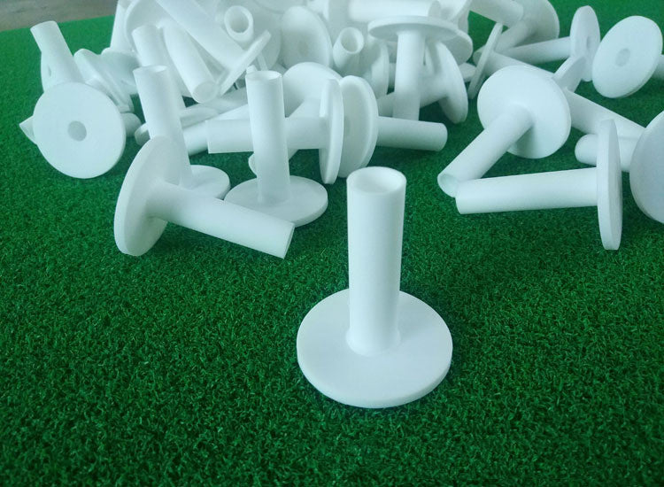 Tapis de golf blanc de différentes tailles, avec des tees spéciaux. Fournitures de golf.