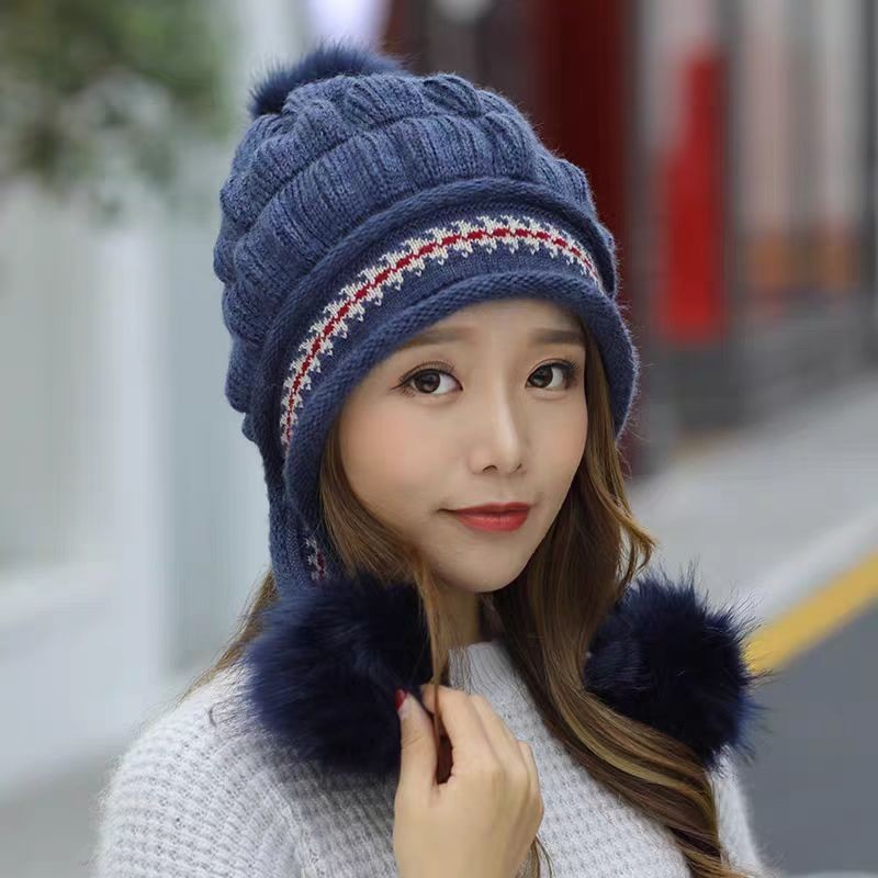 Bonnet d'hiver chaud en tricot douillet avec rabats d'oreilles et pompon, parfait pour le ski et les activités en plein air.