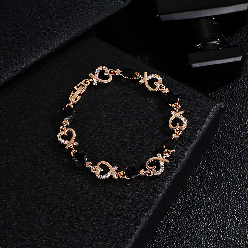 Bracelet en amour creux avec des strass, bracelet en forme de cœur au tempérament de mode pour un cadeau de Saint-Valentin.