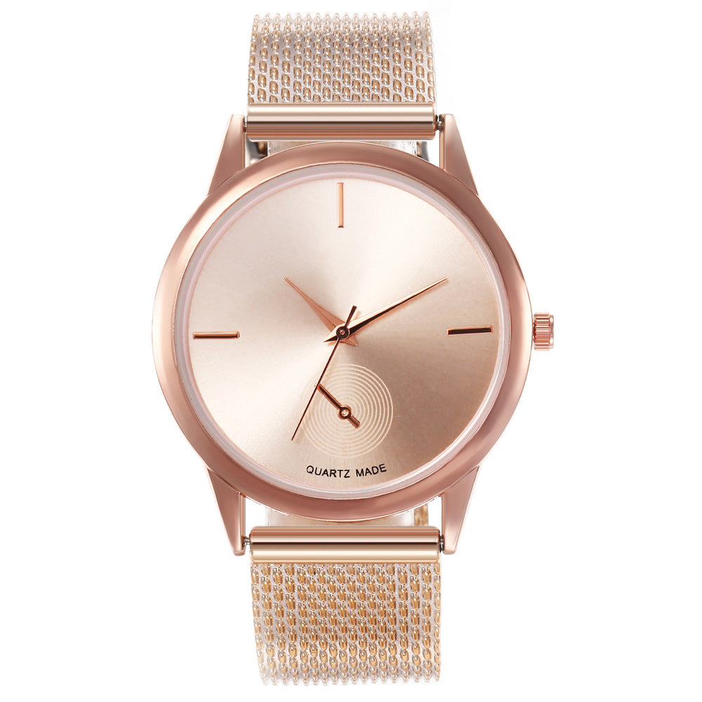 Montre en plastique créative avec bracelet en maille pour femmes.