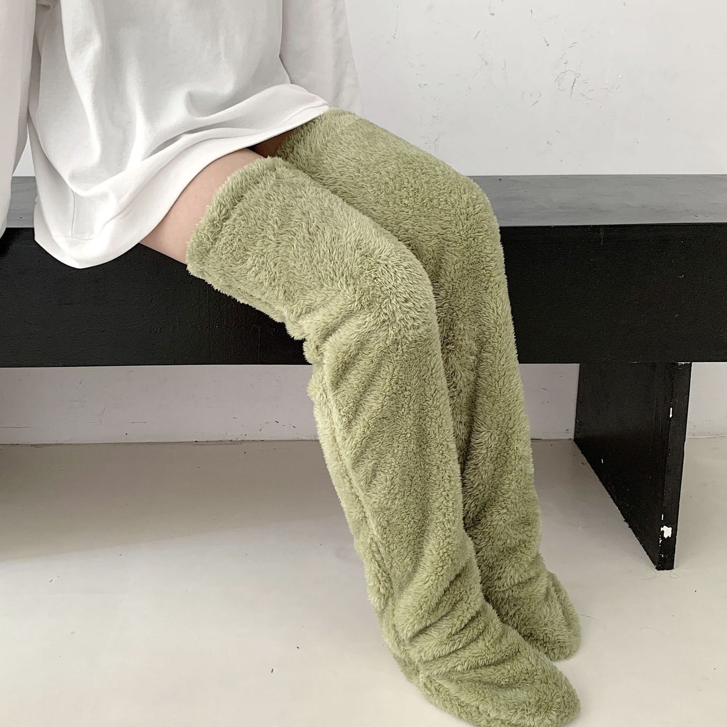 Chaussettes longues et chaudes en laine pour l'hiver, qui montent au-dessus du genou et protègent du froid au niveau des jambes et des genoux. Chaussettes idéales pour rester au chaud à la maison.