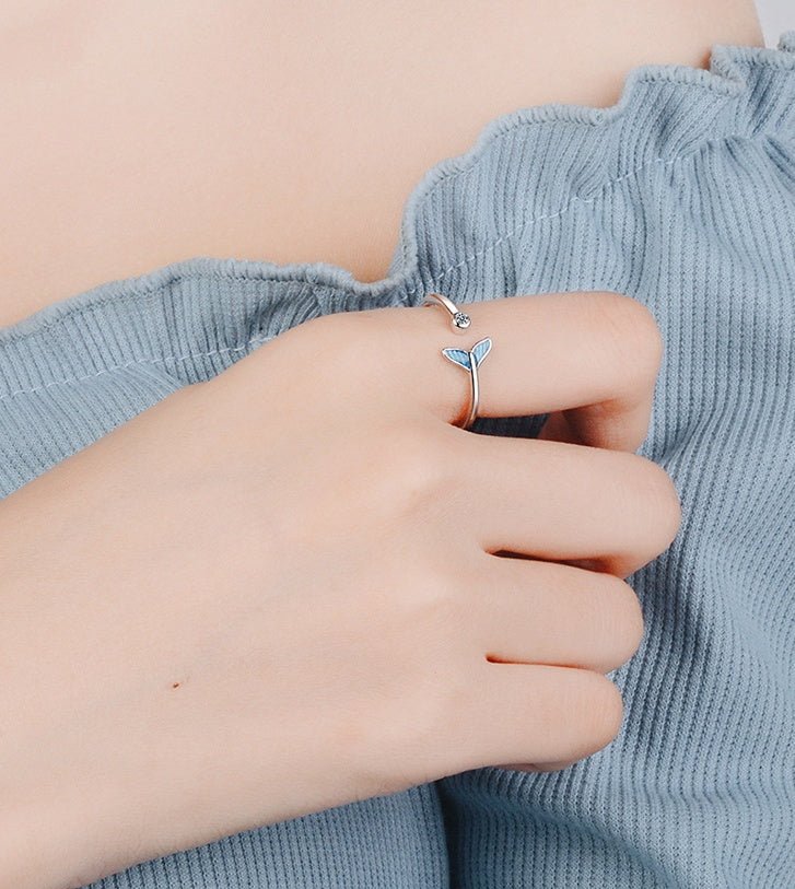 'Bague de queue de sirène bleue en argent tendance avec zircons cubiques, représentant une queue de baleine de mer. Cadeaux romantiques. - Ivory Deals Market