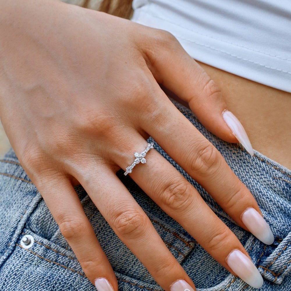 Bague exquise en argent S925, blanc rond et incrusté de trèfle - Ivory Deals Market