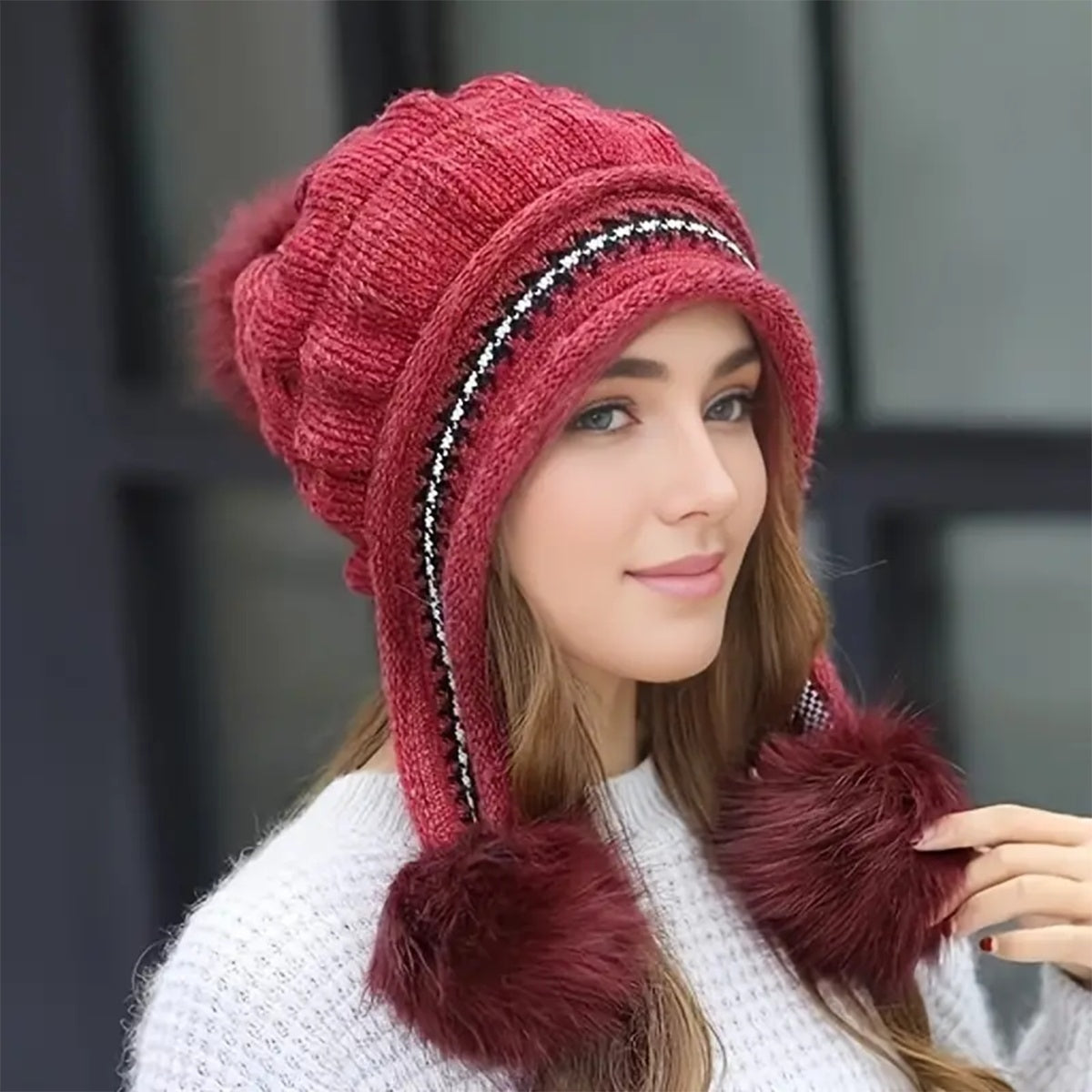 Bonnet d'hiver chaud en tricot douillet avec rabats d'oreilles et pompon, parfait pour le ski et les activités en plein air.