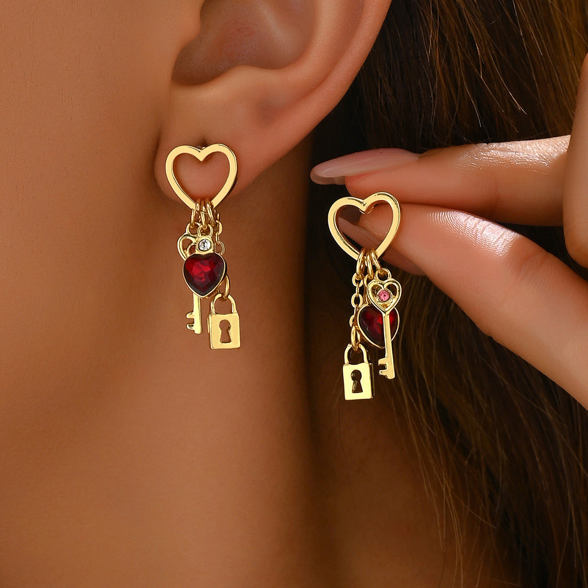 Cadeau de la Saint-Valentin Boucles d'oreilles de luxe en forme de cœur avec série de verrou en strass, boucles d'oreilles en forme de diamant à intérêt spécial pour femmes.